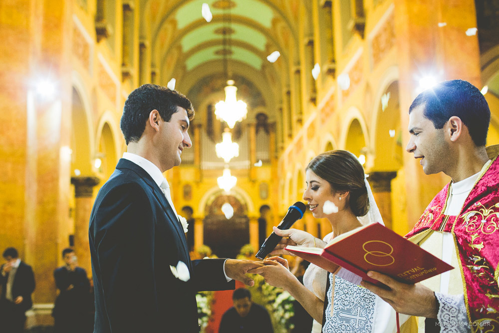 Noiva trocando votos em cerimônia de casamento na Igreja Santa Teresinha – Higienópolis