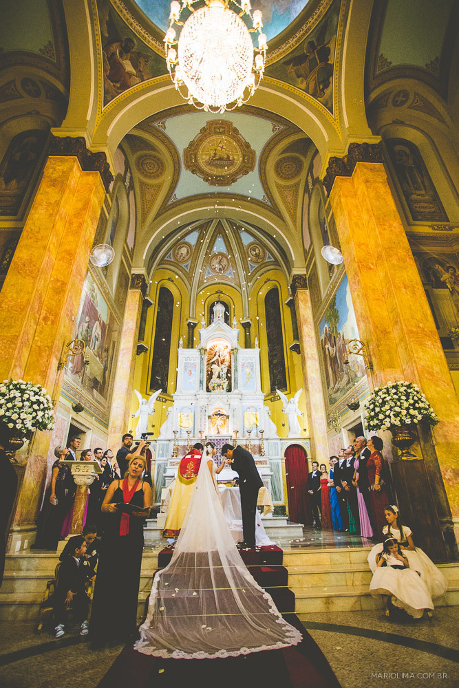 Fotografia de padre realizando cerimônia de casamento na Igreja Santa Teresinha – Higienópolis