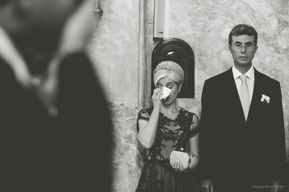 Retrato dos pais da noiva emocionados em casamento na Igreja Santa Teresinha – Higienópolis