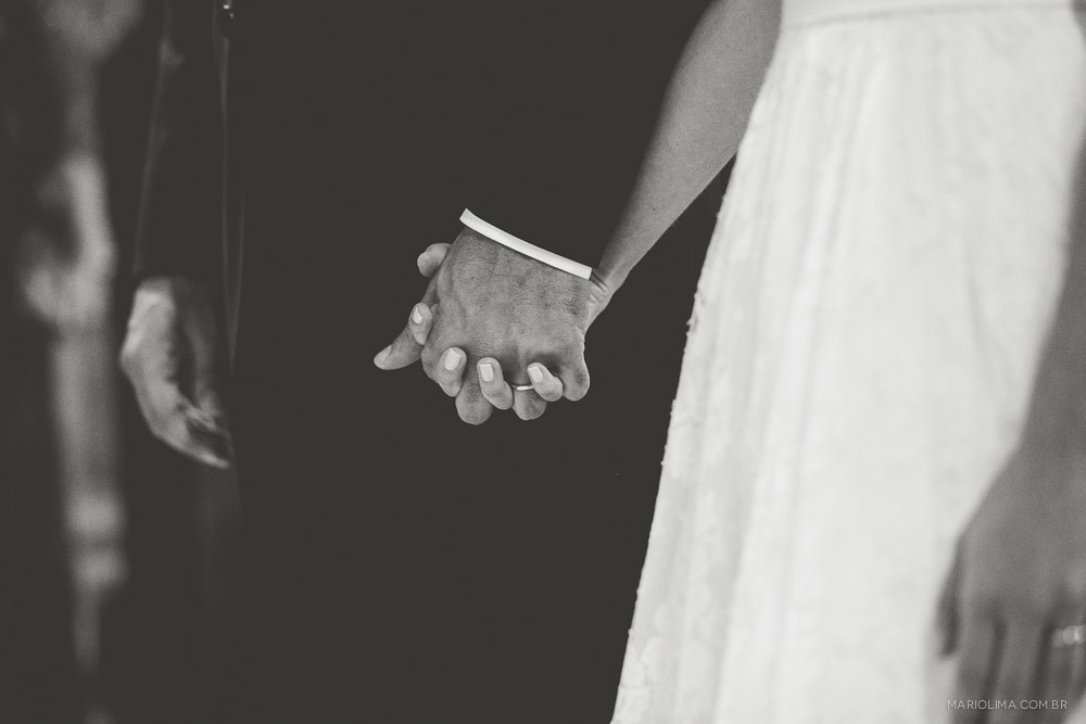 Retrato das maos dos noivos em cerimônia de casamento na Igreja Santa Teresinha – Higienópolis
