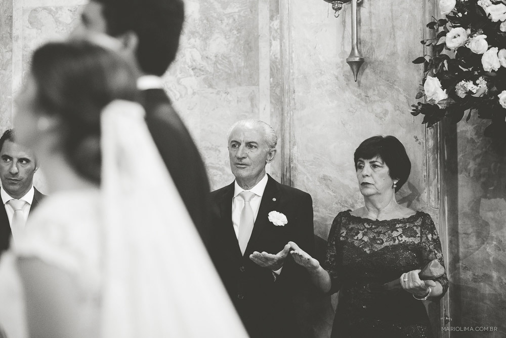Retrato dos pais do noivo assistindo ao casamento na Igreja Santa Teresinha – Higienópolis