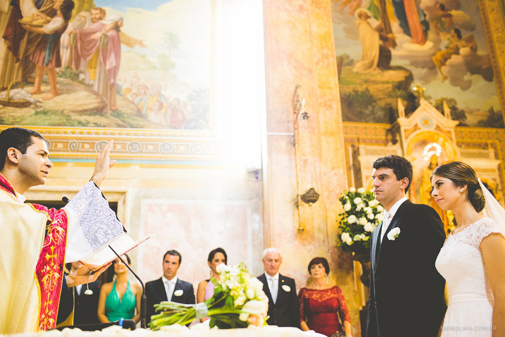 Padre abençoando os noivos em cerimônia de casamento na Igreja Santa Teresinha – Higienópolis