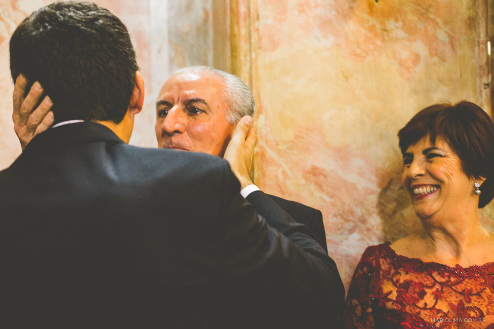 Noivo cumprimentando os pais em cerimônia de casamento na Igreja Santa Teresinha – Higienópolis