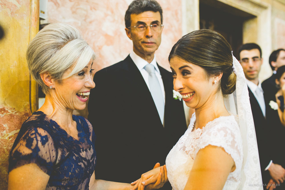 Noiva cumprimentando a mae em cerimônia de casamento na Igreja Santa Teresinha – Higienópolis