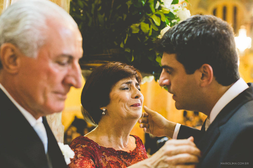 Noivo cumprimentando a mae em cerimônia de casamento na Igreja Santa Teresinha – Higienópolis