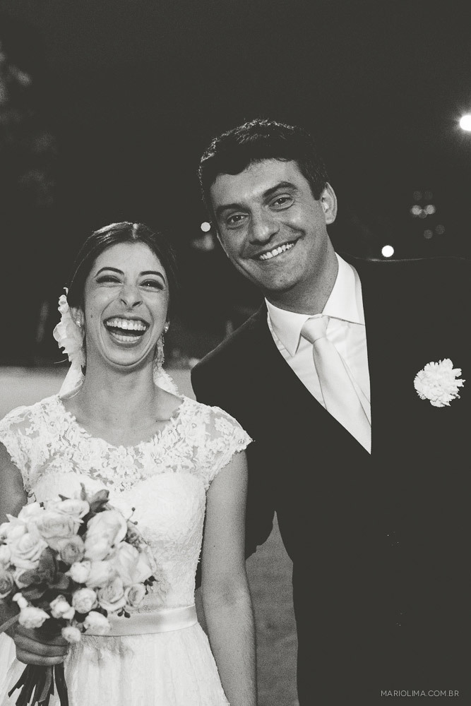 Fotografia de noivos sorrindo