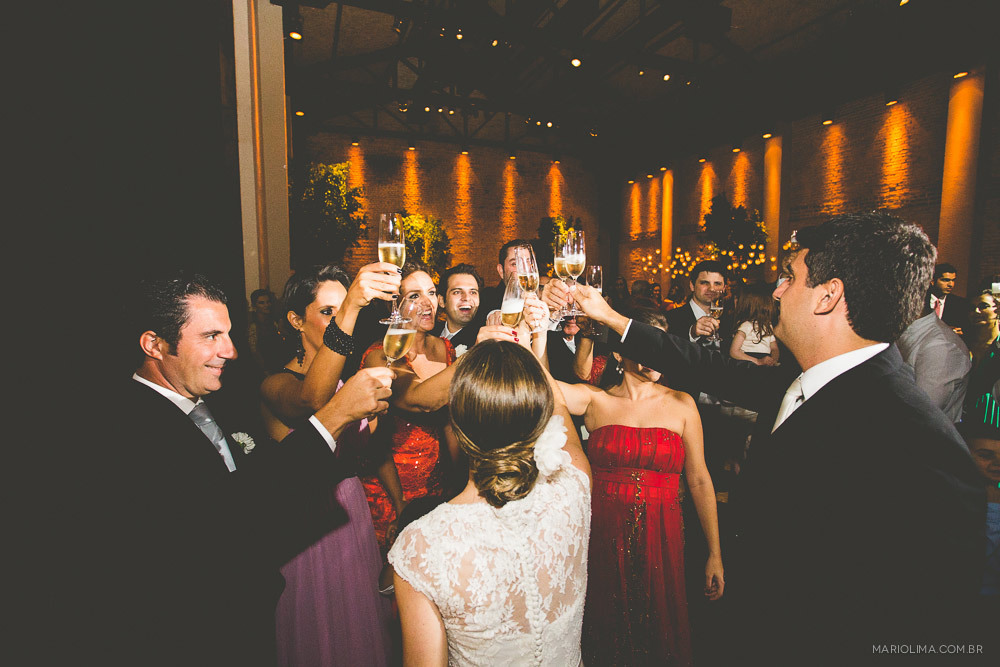 Brinde dos noivos e padrinhos em festa de casamento na Estação São Paulo