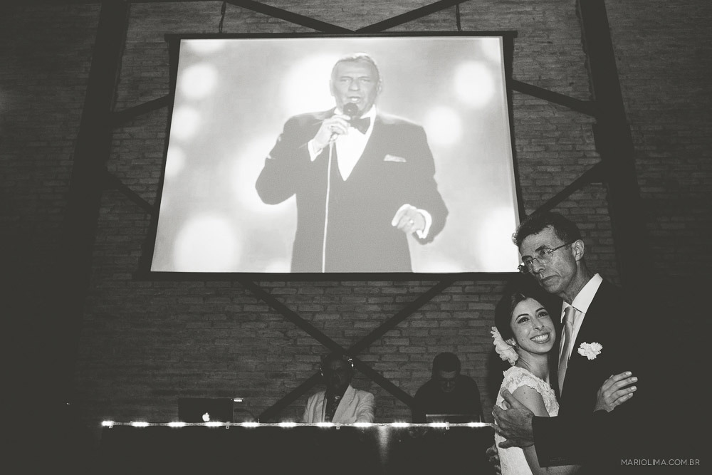 Noivos abraçados em festa de casamento na Estação São Paulo