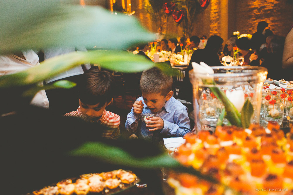 Crianças comendo em festa de casamento na Estação São Paulo