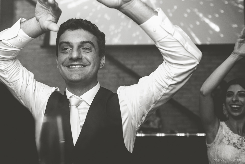 Noivo dançando em festa de casamento na Estação São Paulo