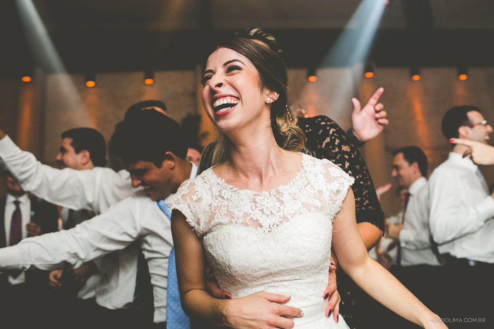 Noiva dançando em festa de casamento na Estação São Paulo