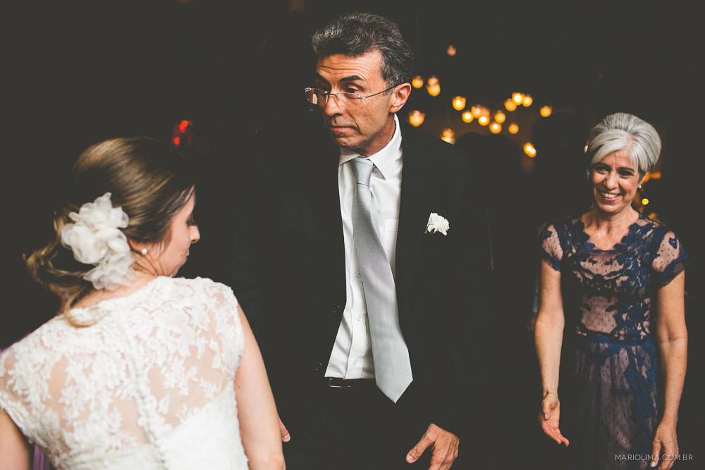 Noivos dançando com a mãe em festa de casamento na Estação São Paulo