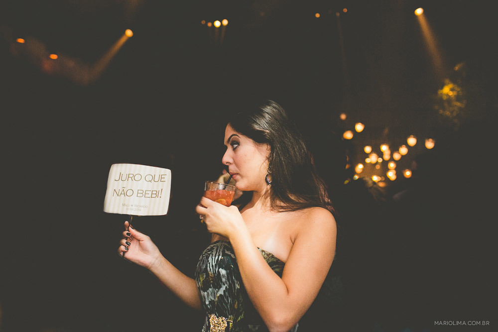 Madrinha segurando plaquinha e bebendo em festa de casamento na Estação São Paulo