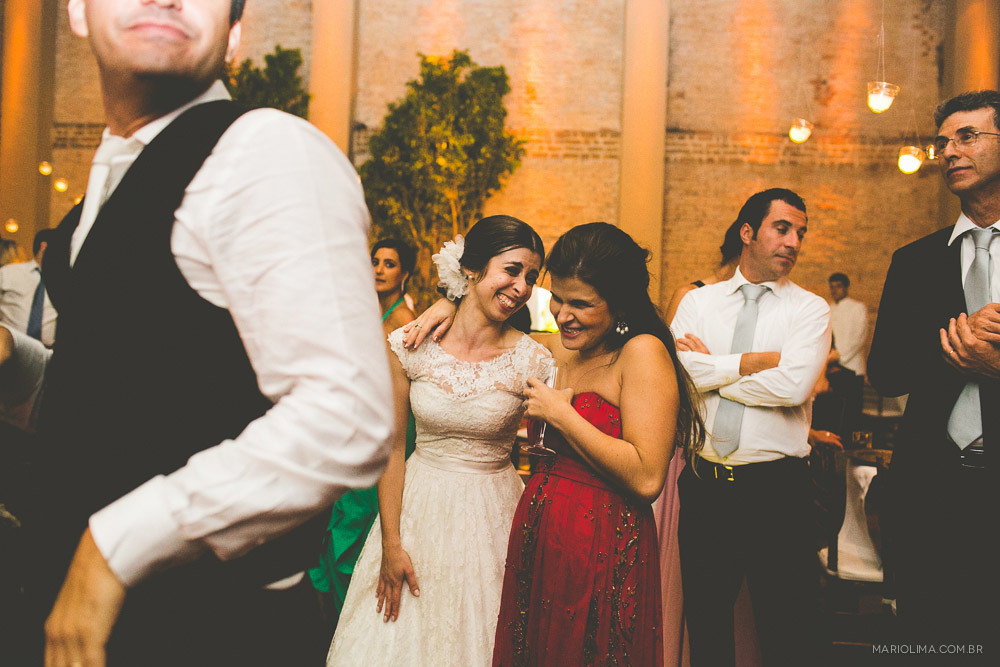 Noiva abraçada com madrinha em festa de casamento na Estação São Paulo