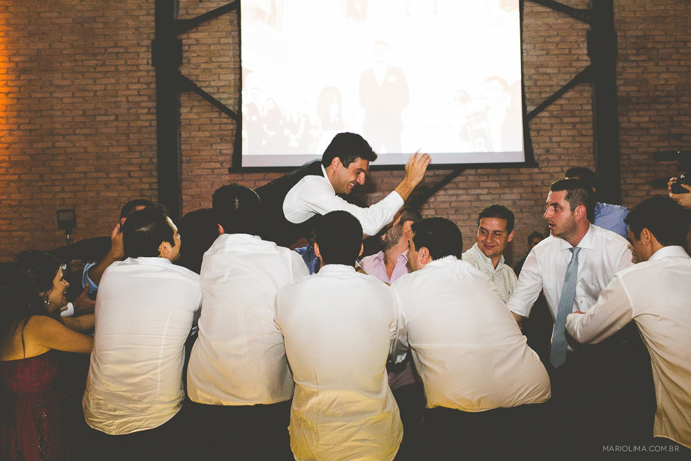 Noivo dançando com padrinhos em festa de casamento na Estação São Paulo