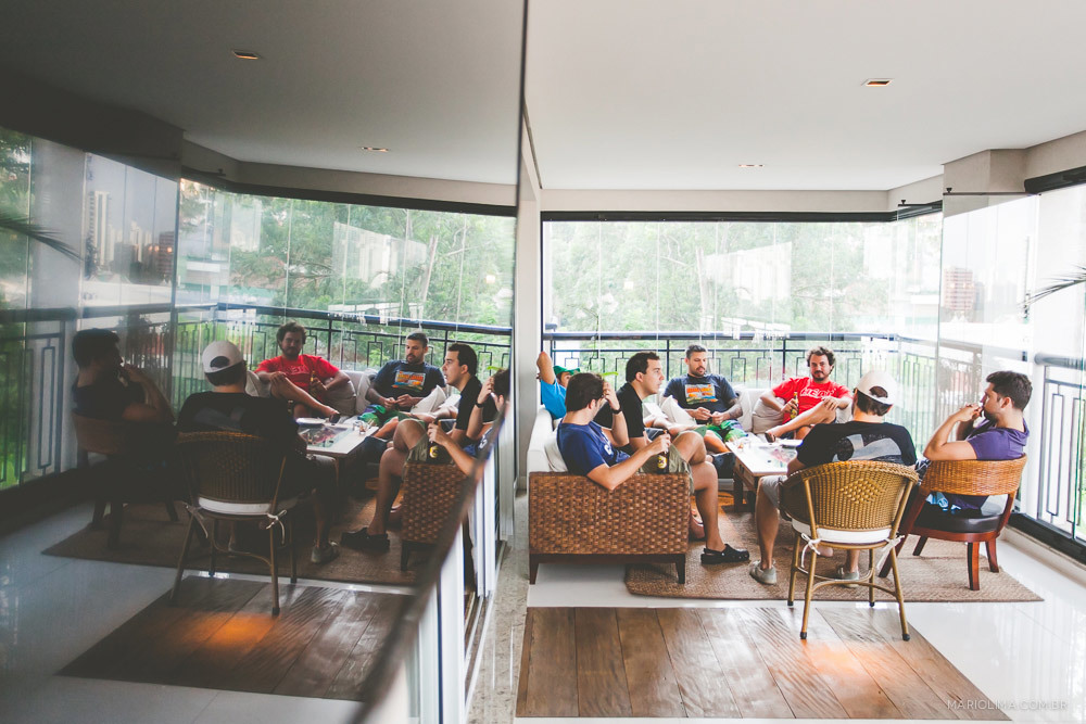 Fotografia de noivo com os amigos no making of