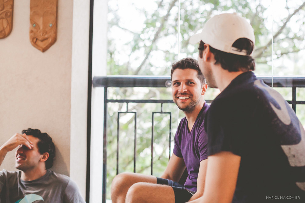 Fotografia de noivo conversando no making of