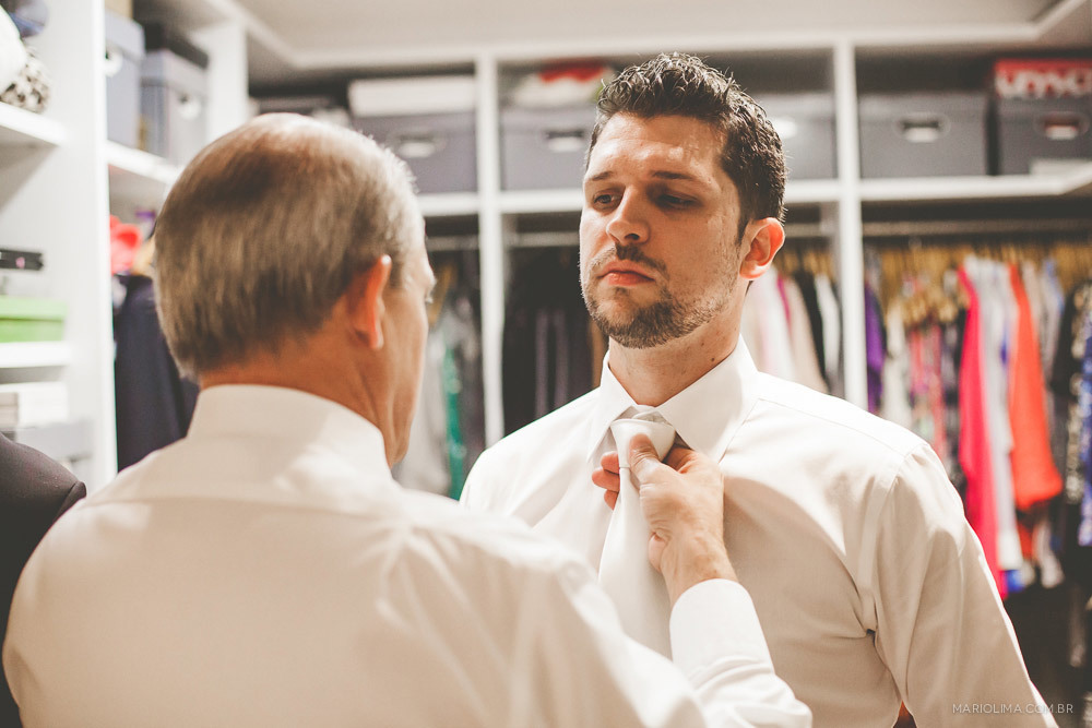 Fotografia de pai ajudando noivo a colocar a gravata