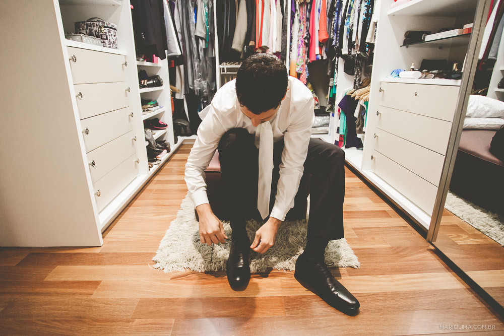 Retrato de noivo colocando sapato