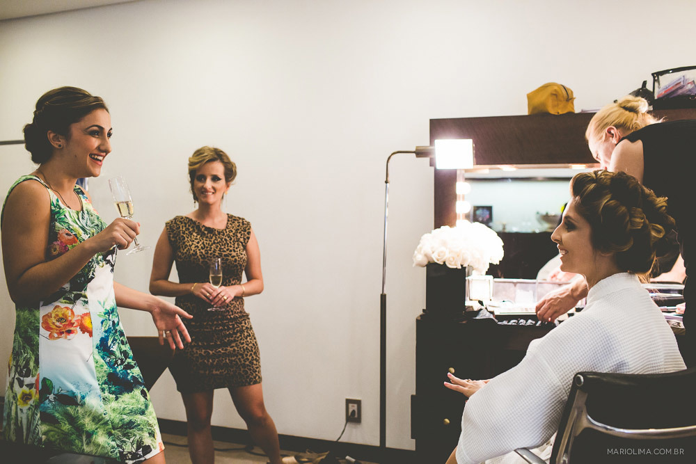 Fotografia de madrinhas vendo a noiva se arrumar