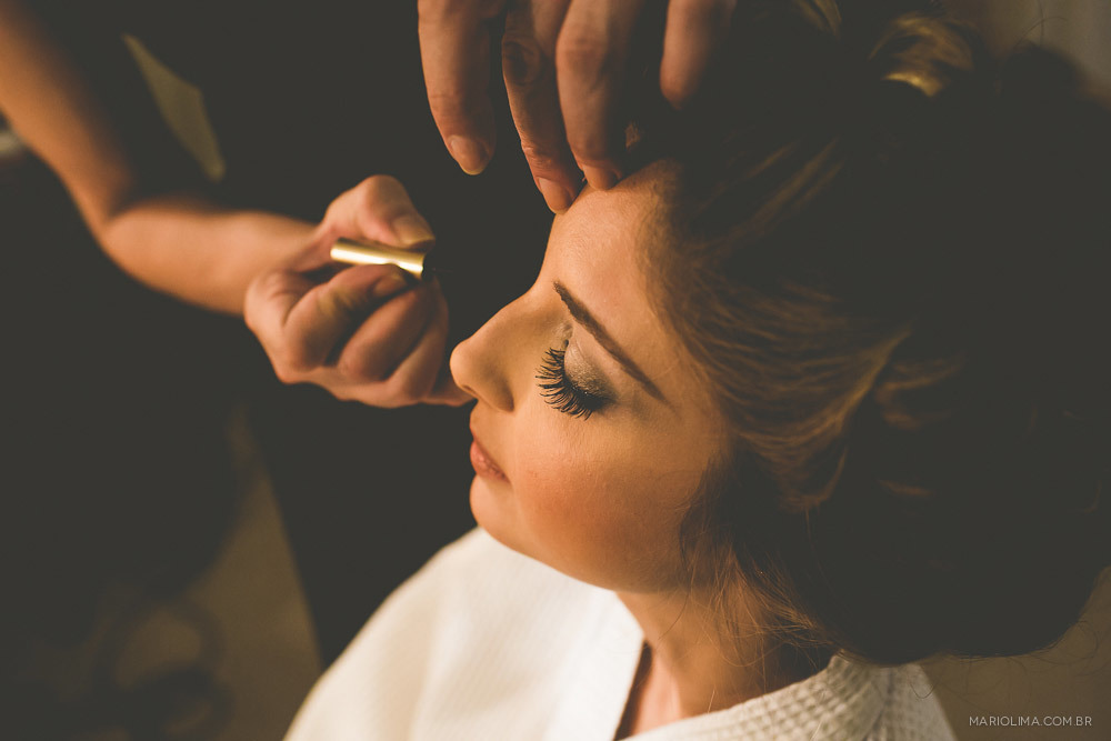 Agência First cuidando da maquiagem da noiva
