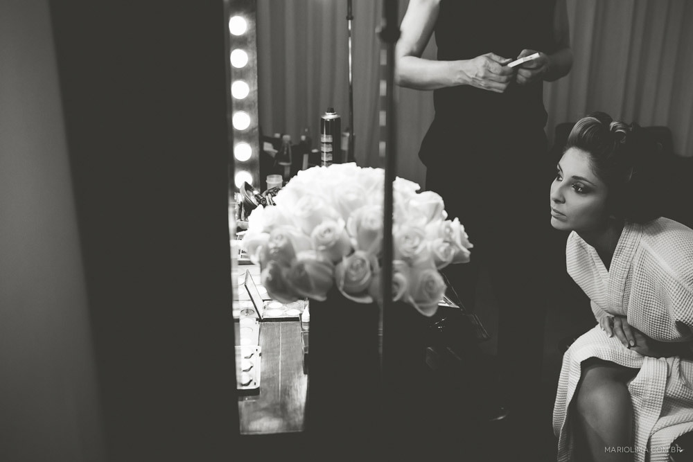 Noiva olhando a maquiagem no espelho do Hotel Fasano