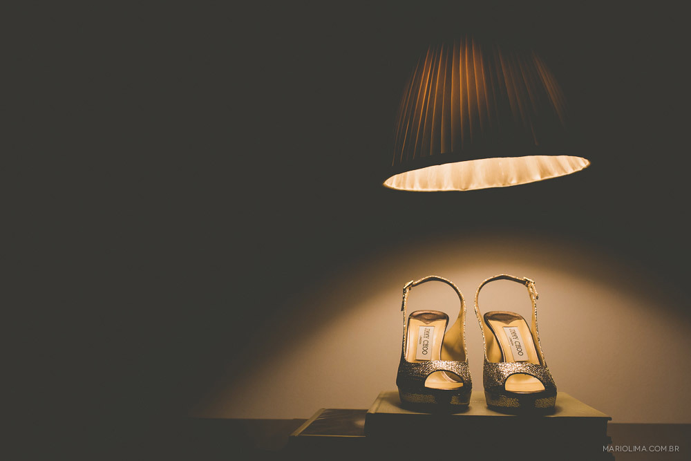 Fotografia do sapato da noiva da Jimmy Choo