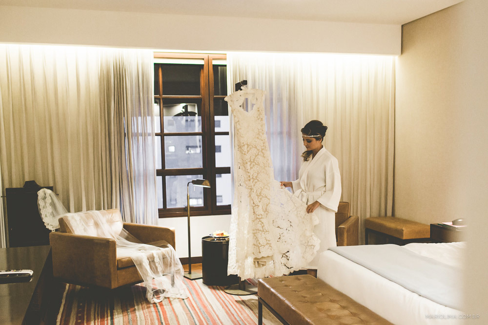 Noiva olhando vestido feito por Monique Lhuillier