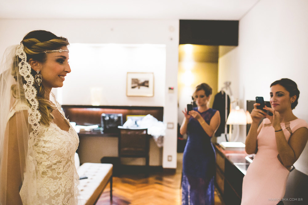 Madrinhas fotografando a noiva