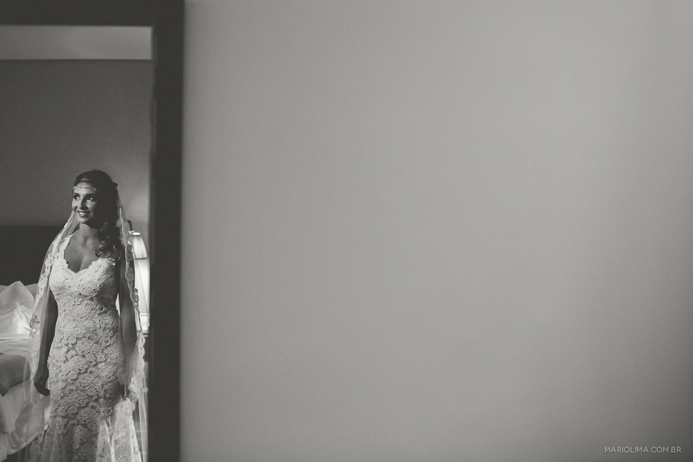 Fotografia de noiva se olhando no espelho