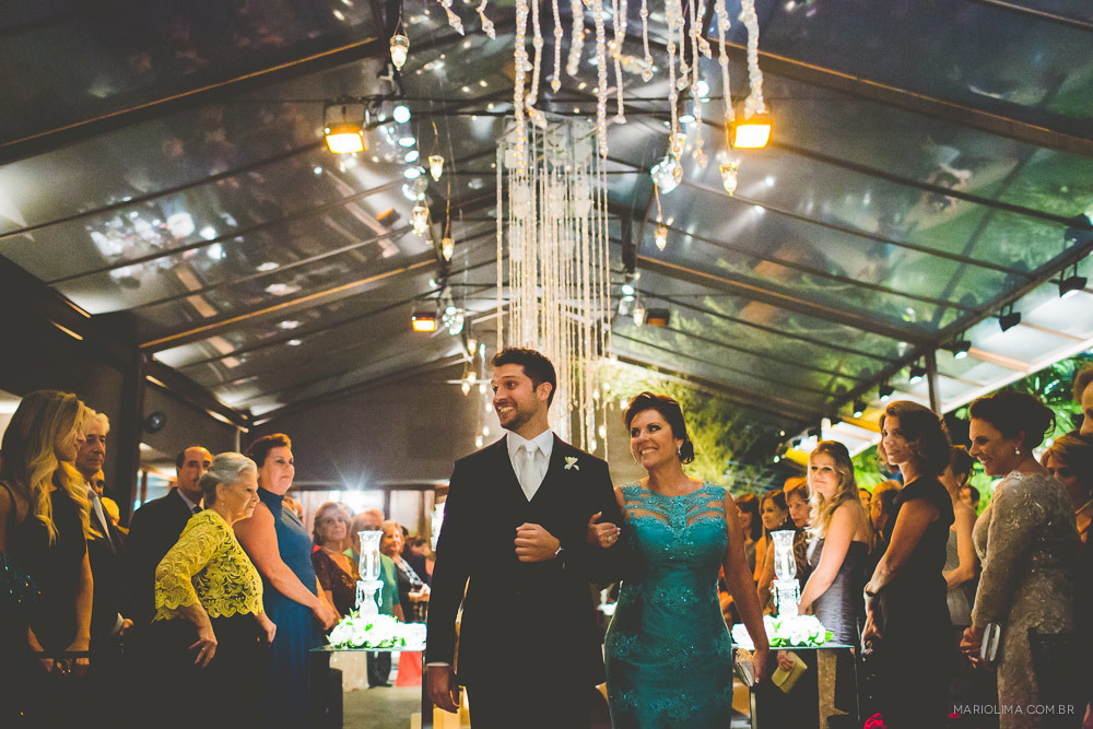 Noivo entrando com a mae em cerimônia de casamento na Traffô Eventos