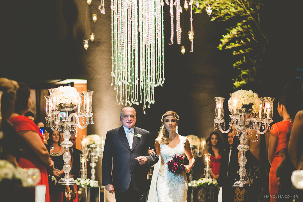 Noiva entrando com o pai em cerimônia de casamento na Traffô Eventos