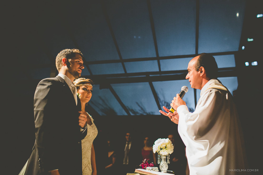 Padre realizando cerimônia de casamento na Traffô Eventos