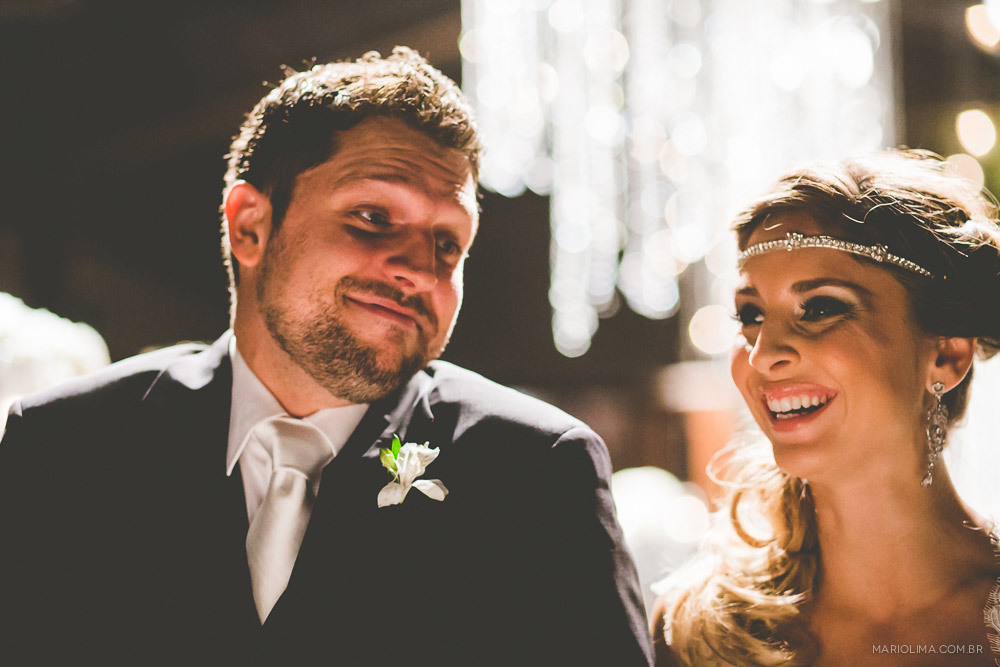 Noivos sorrindo em cerimônia de casamento na Traffô Eventos