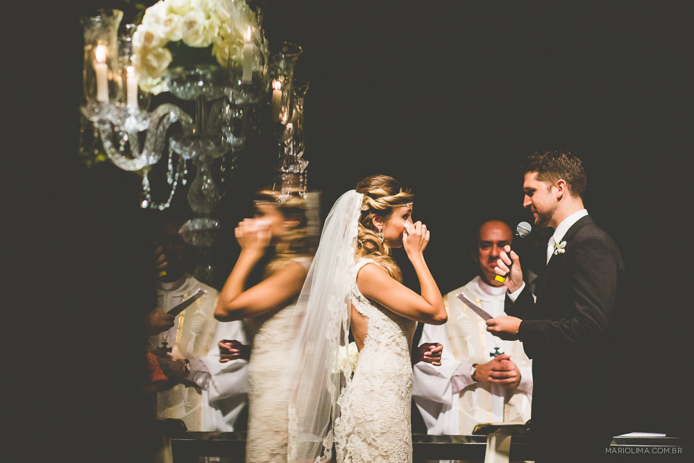 Noiva emocionada ao ouvir os votos do noivo em cerimônia de casamento na Traffô Eventos