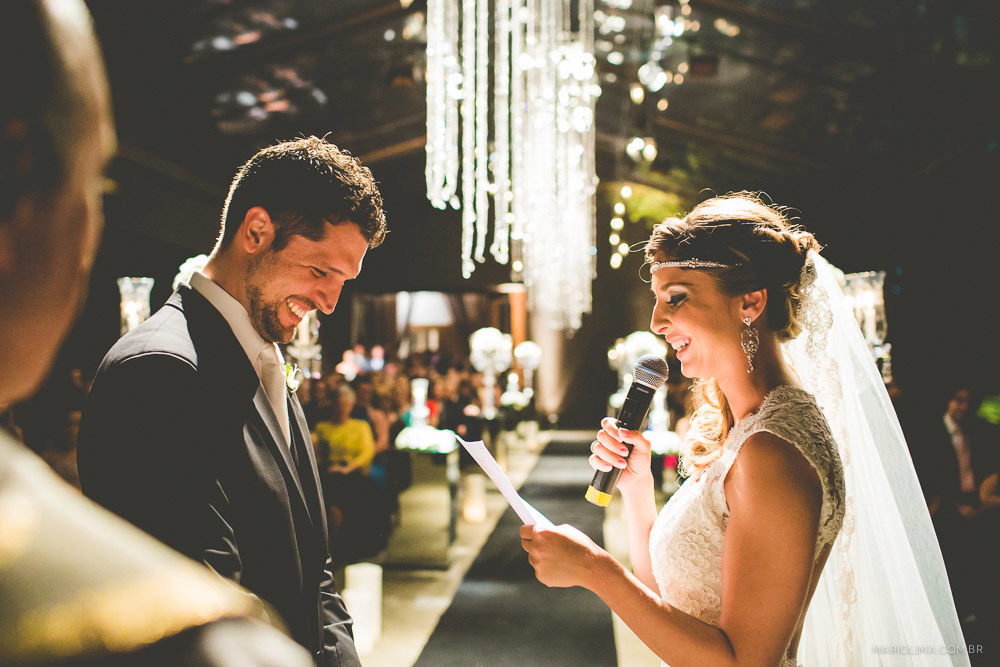 Noiva lendo os votos em cerimônia de casamento na Traffô Eventos