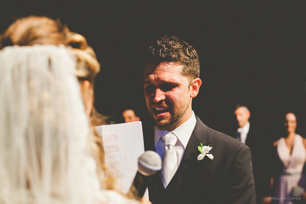 Noivo emocionado ao ouvir os votos da noiva em cerimônia de casamento na Traffô Eventos