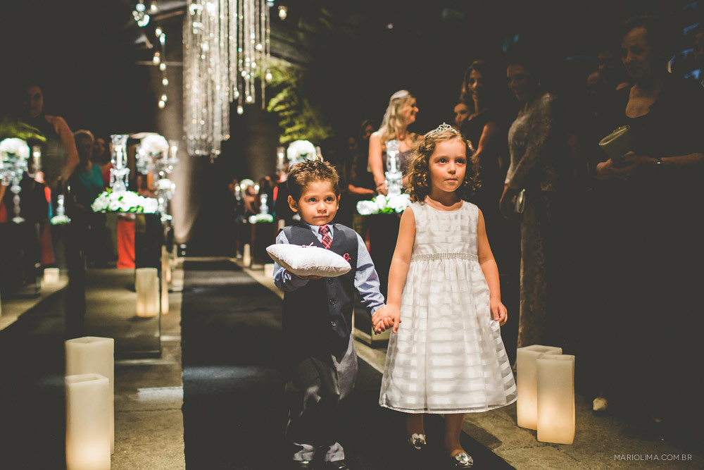 Daminha e pajem entrando em cerimônia de casamento na Traffô Eventos