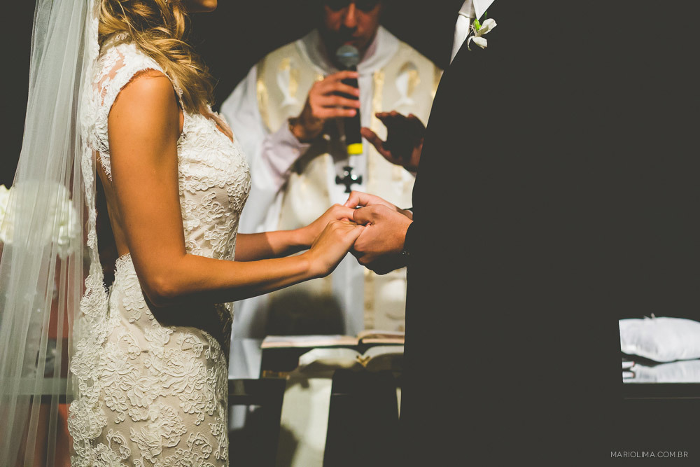 Noivo segurando a mao da noiva em cerimônia de casamento na Traffô Eventos