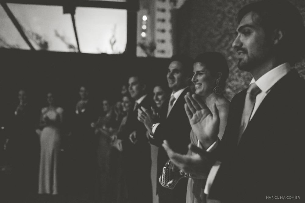 Padrinhos aplaudindo os noivos em cerimônia de casamento na Traffô Eventos
