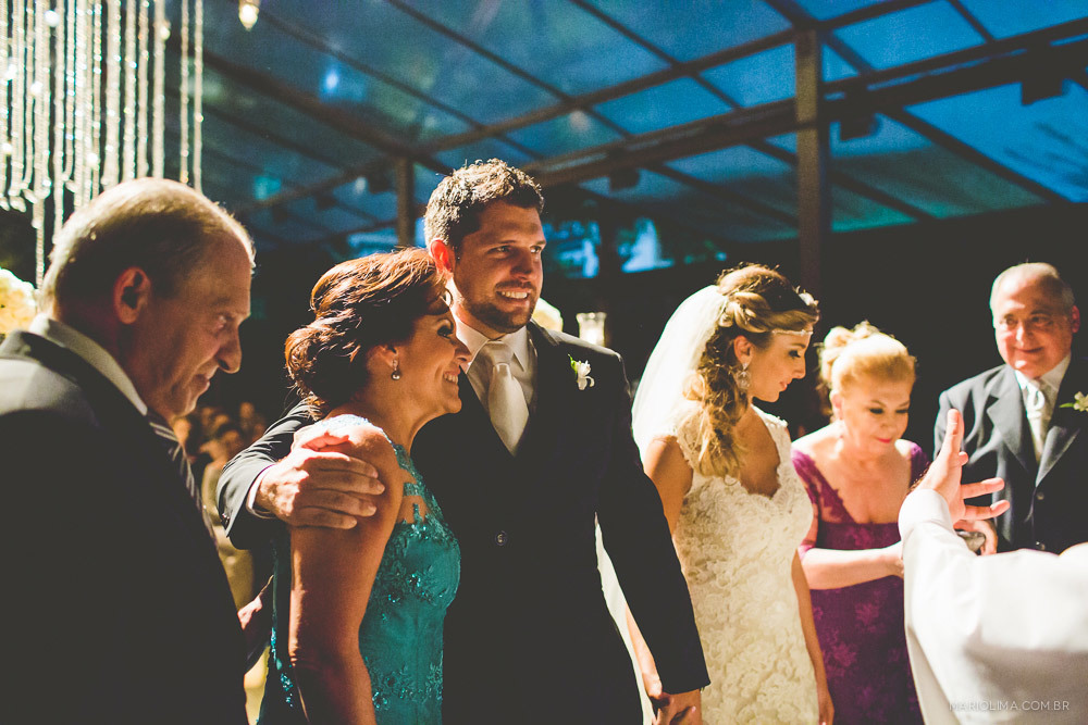 Noivos abraçando os pais em cerimônia de casamento na Traffô Eventos