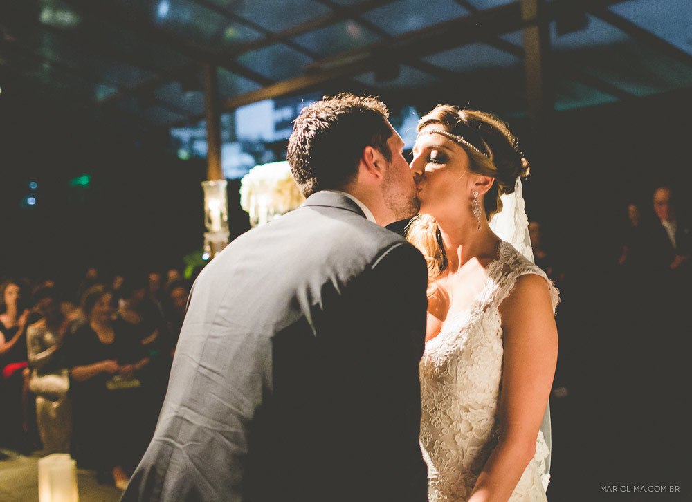 Beijo dos noivos em cerimônia de casamento na Traffô Eventos