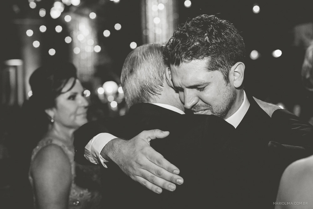 Noivo abraçando o pai em cerimônia de casamento na Traffô Eventos