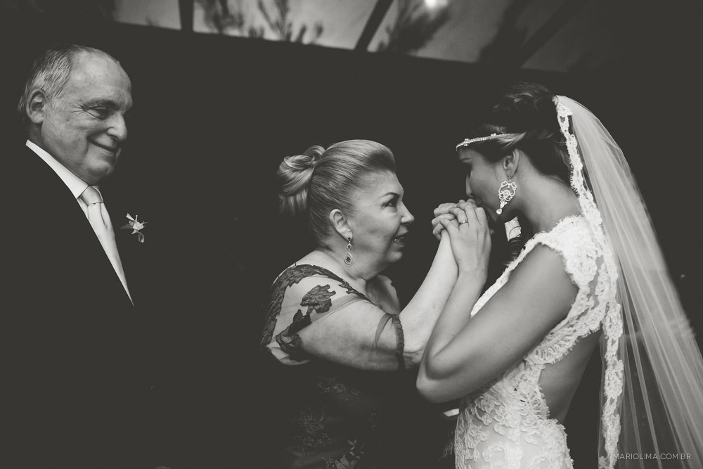 Noiva beijando a mao da mãe em cerimônia de casamento na Traffô Eventos