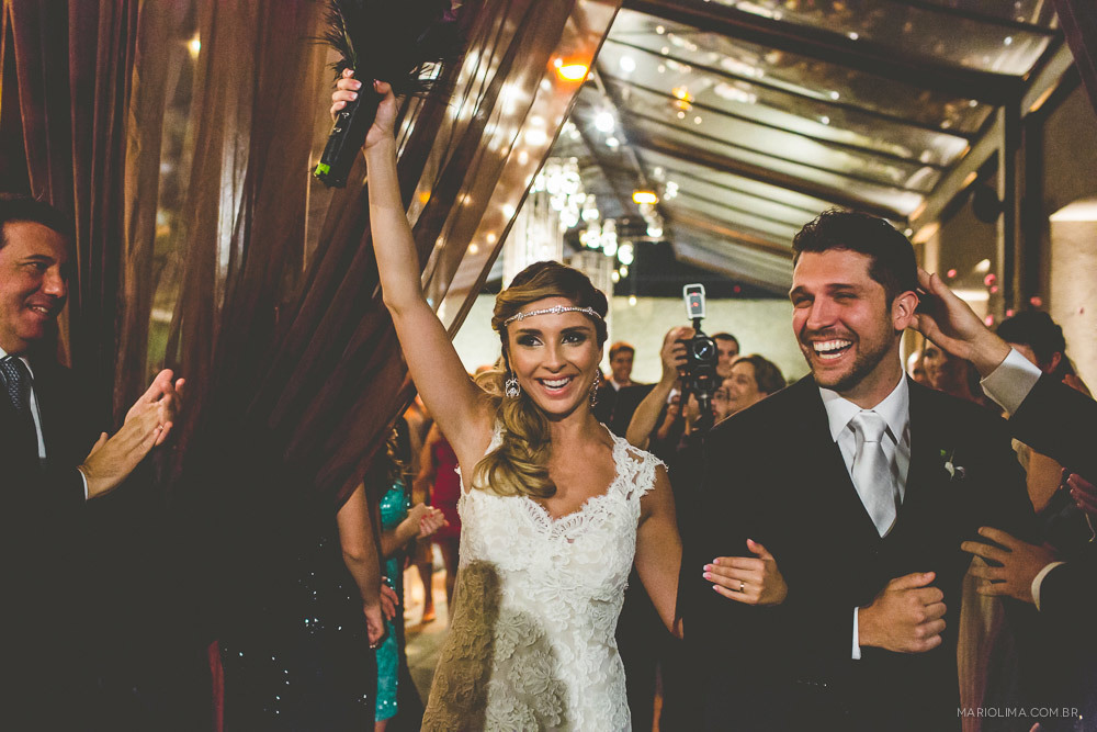 Noivos saindo da cerimônia de casamento na Traffô Eventos