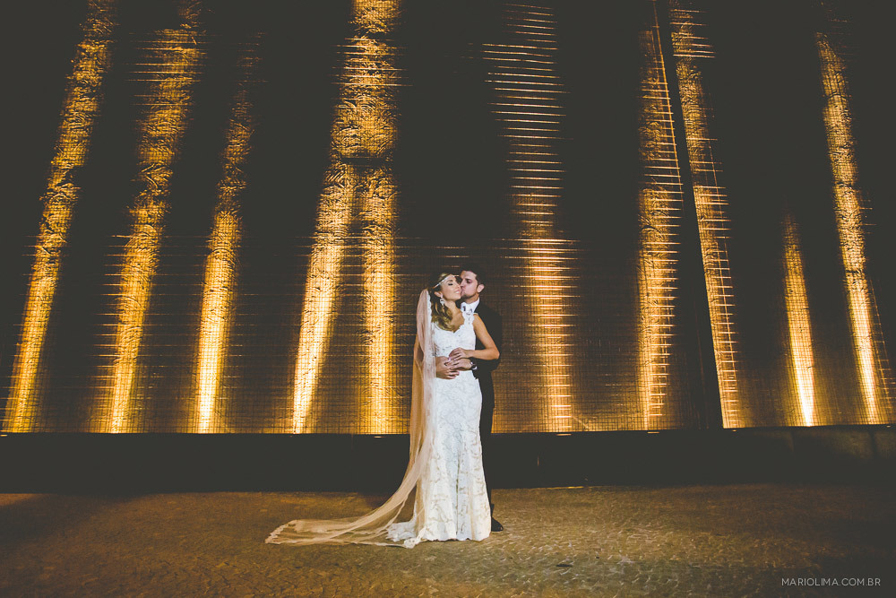 Noivo beijando a noiva na frente da Traffô Eventos