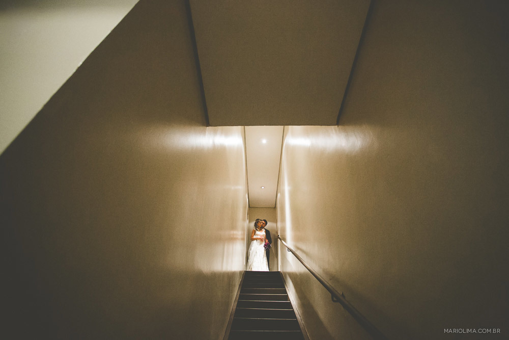 Noivos na escada do Traffô Eventos