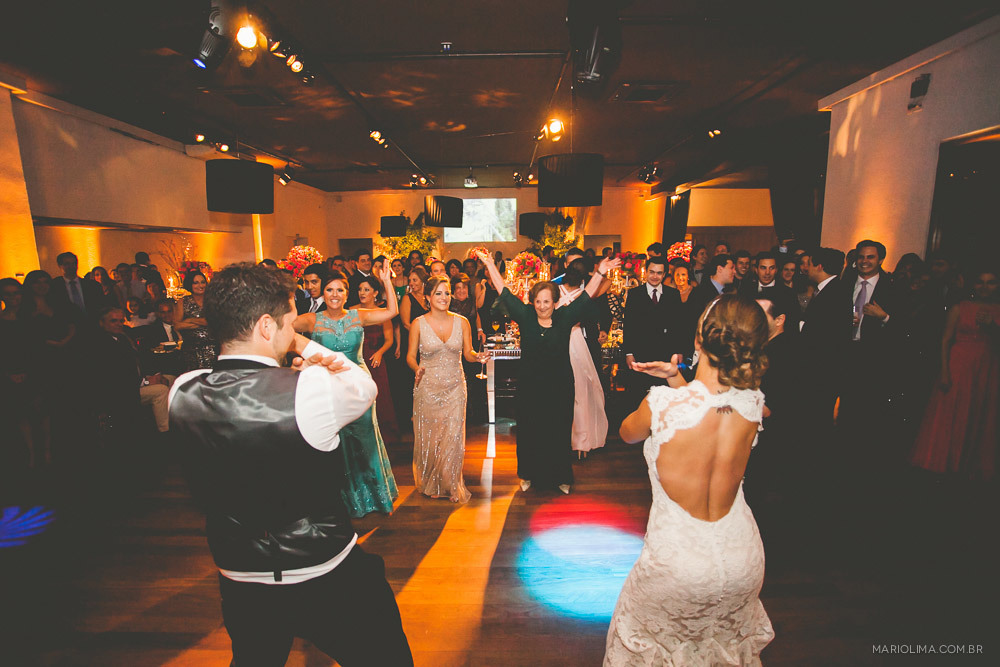 Noivos dançando em festa de casamento no Traffô Eventos
