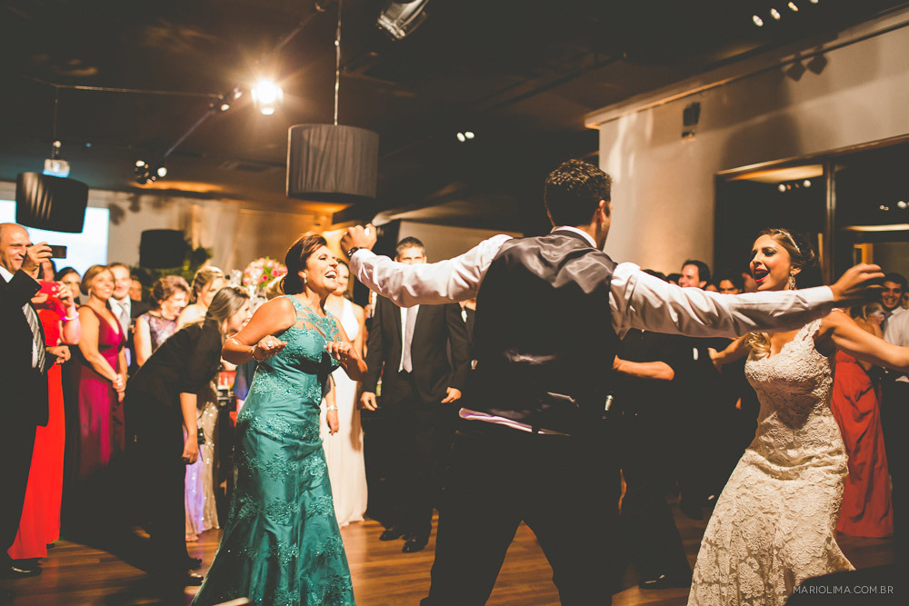 Noivos dançando com convidados em festa de casamento na Traffô Eventos