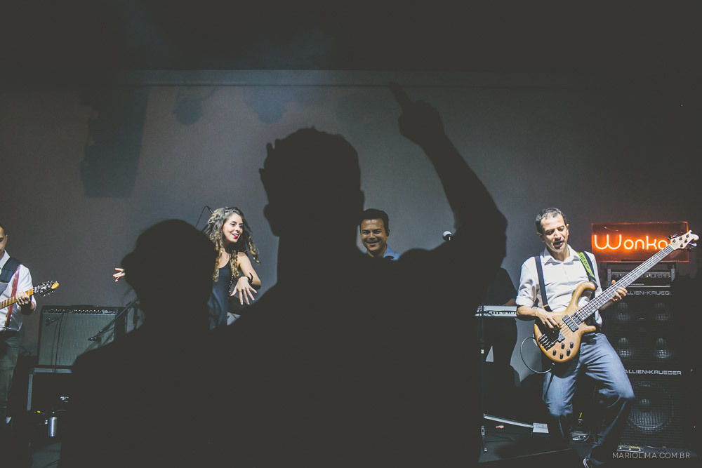 Noivos cantando com a Banda Wonka em festa de casamento na Traffô Eventos